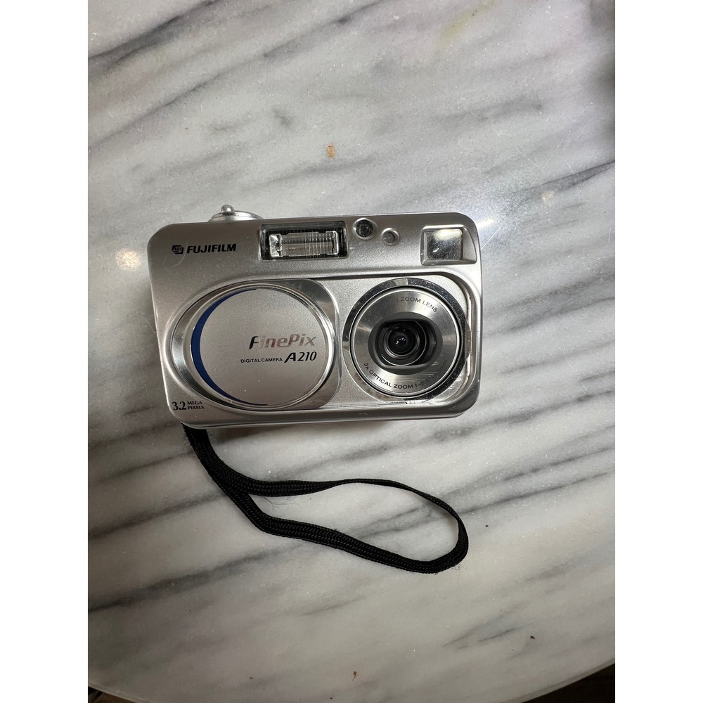Fujifilm FinePix A210 Digital Camera 3.2 MP 3x Optical Zoom Silver TESTED WORKS